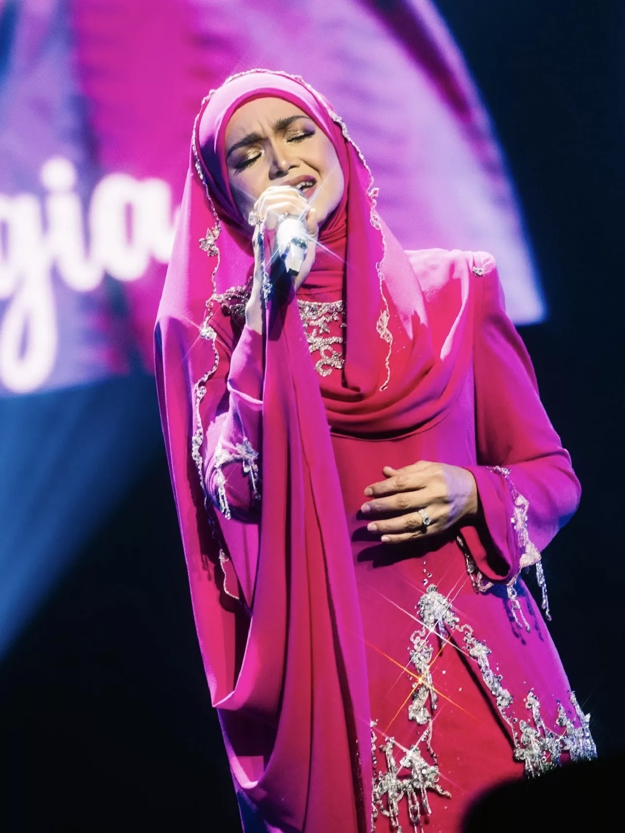 Suasana Aidilfitri Meriah, Peminat Berbaju Raya Banjiri Zepp KL Demi Siti Nurhaliza… ‘Pentas Eksklusif Aidilfitri: Beraya Dengan Saya’ Sukses!