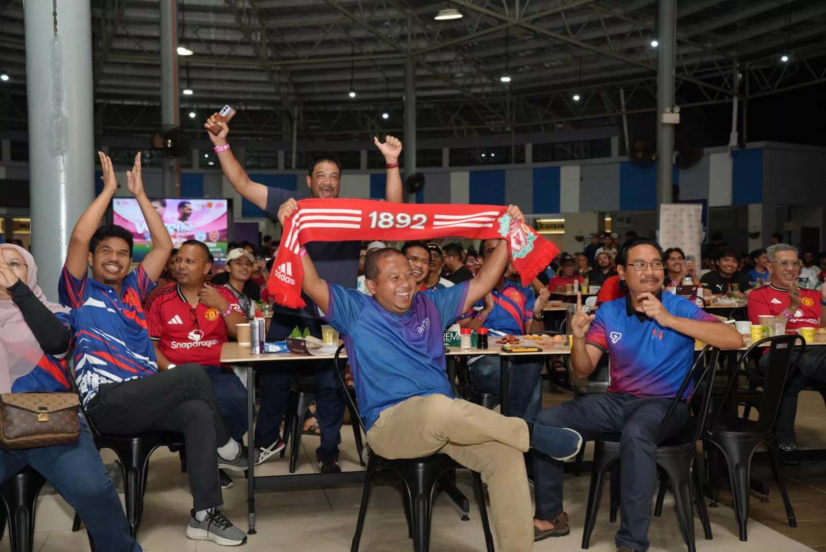 Sorakan Meledak! Astro BizOne Watch Party Ubah Cara Tonton Bola Sepak, Satukan Komuniti & Lonjak Ekonomi Setempat
