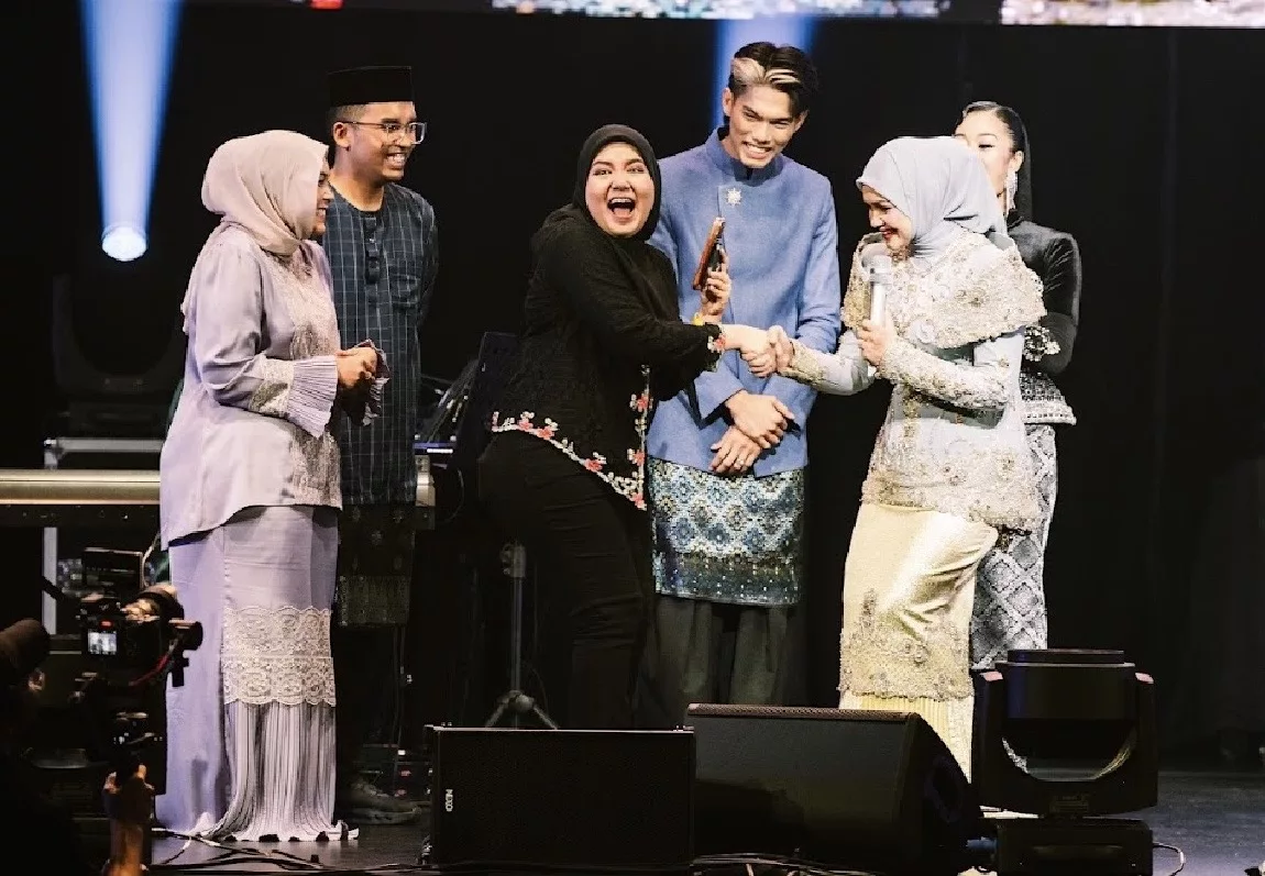 Suasana Aidilfitri Meriah, Peminat Berbaju Raya Banjiri Zepp KL Demi Siti Nurhaliza… ‘Pentas Eksklusif Aidilfitri: Beraya Dengan Saya’ Sukses!