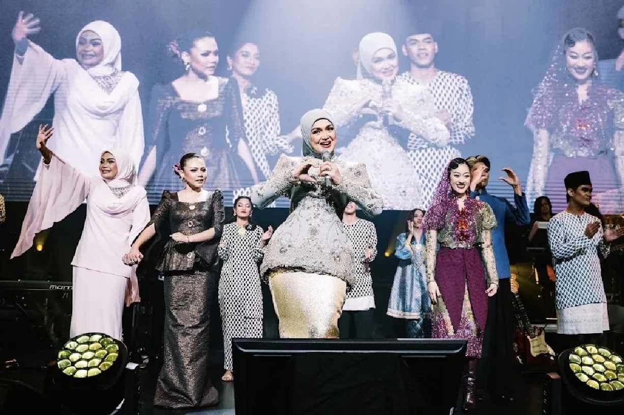 Suasana Aidilfitri Meriah, Peminat Berbaju Raya Banjiri Zepp KL Demi Siti Nurhaliza… ‘Pentas Eksklusif Aidilfitri: Beraya Dengan Saya’ Sukses!