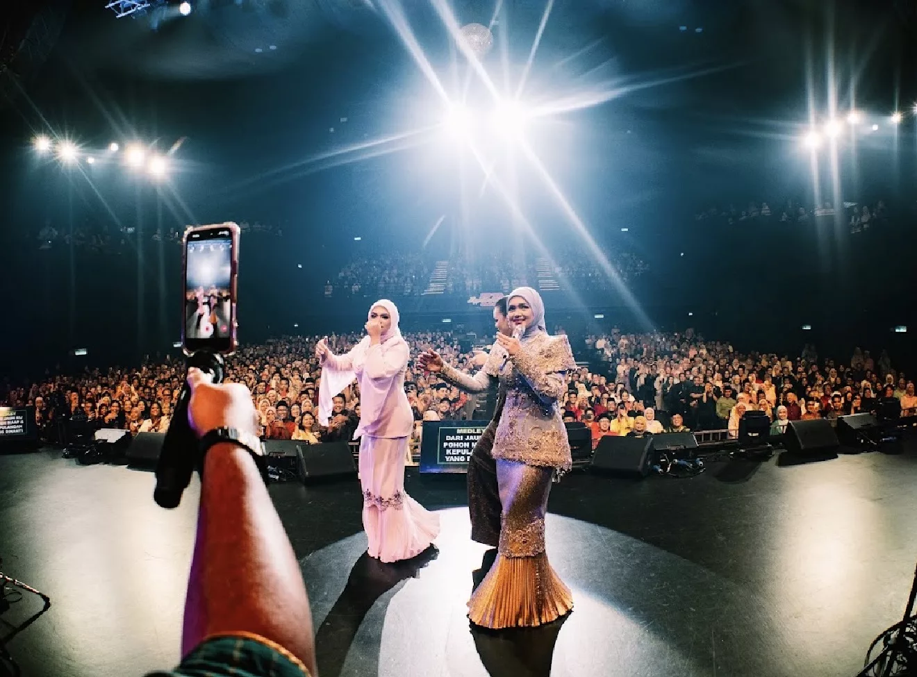 Suasana Aidilfitri Meriah, Peminat Berbaju Raya Banjiri Zepp KL Demi Siti Nurhaliza… ‘Pentas Eksklusif Aidilfitri: Beraya Dengan Saya’ Sukses!