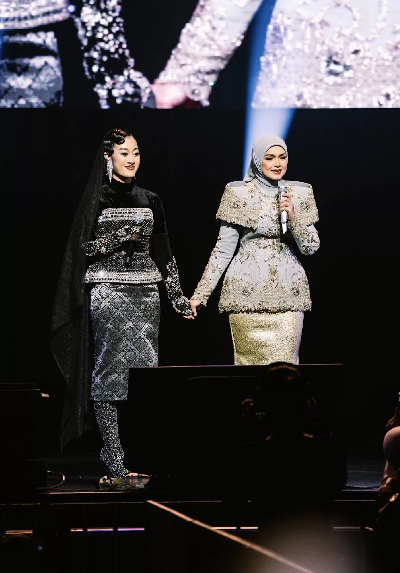 Suasana Aidilfitri Meriah, Peminat Berbaju Raya Banjiri Zepp KL Demi Siti Nurhaliza… ‘Pentas Eksklusif Aidilfitri: Beraya Dengan Saya’ Sukses! 15 Suasana Aidilfitri Meriah, Peminat Berbaju Raya Banjiri Zepp KL Demi Siti Nurhaliza… ‘Pentas Eksklusif Aidilfitri: Beraya Dengan Saya’ Sukses!