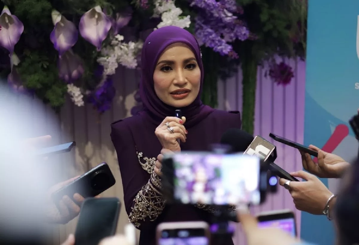 “Kadang-Kadang Orang Penat Dengan Kerja Harian. Bila menonton cerita ringan, Boleh Beri Rasa Tenang…,” – Datuk Adzliana