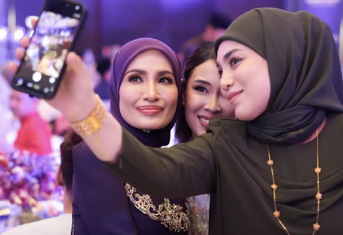 “Kadang-Kadang Orang Penat Dengan Kerja Harian. Bila menonton cerita ringan, Boleh Beri Rasa Tenang…,” – Datuk Adzliana