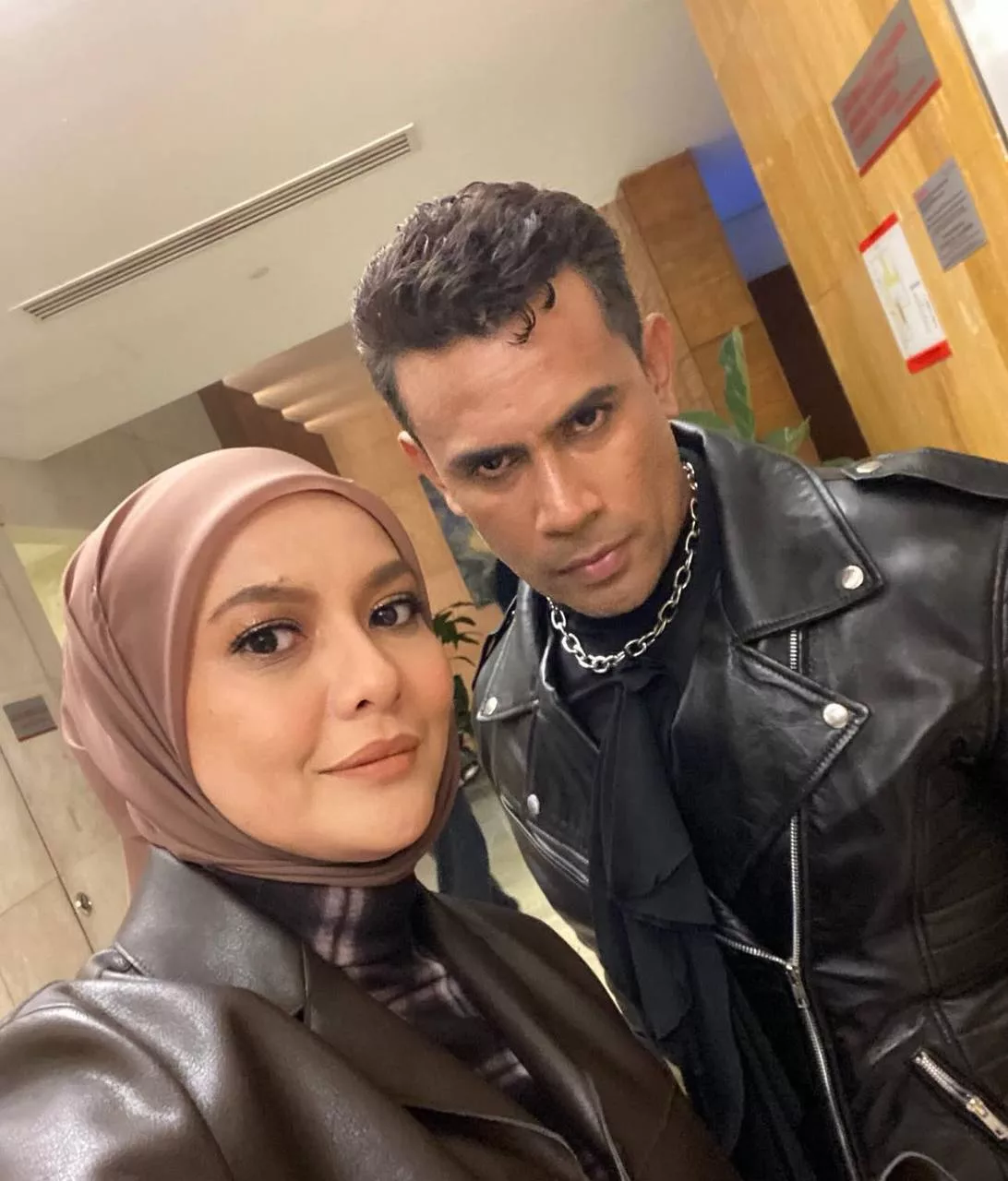 “Kami Sangat ‘Transparent’…,” – Tak Hormat Perasaan Isteri? Remy Ishak Ulas Beri Komen ‘Love Eyes’ Pada Foto Selfie Aghniny Haque