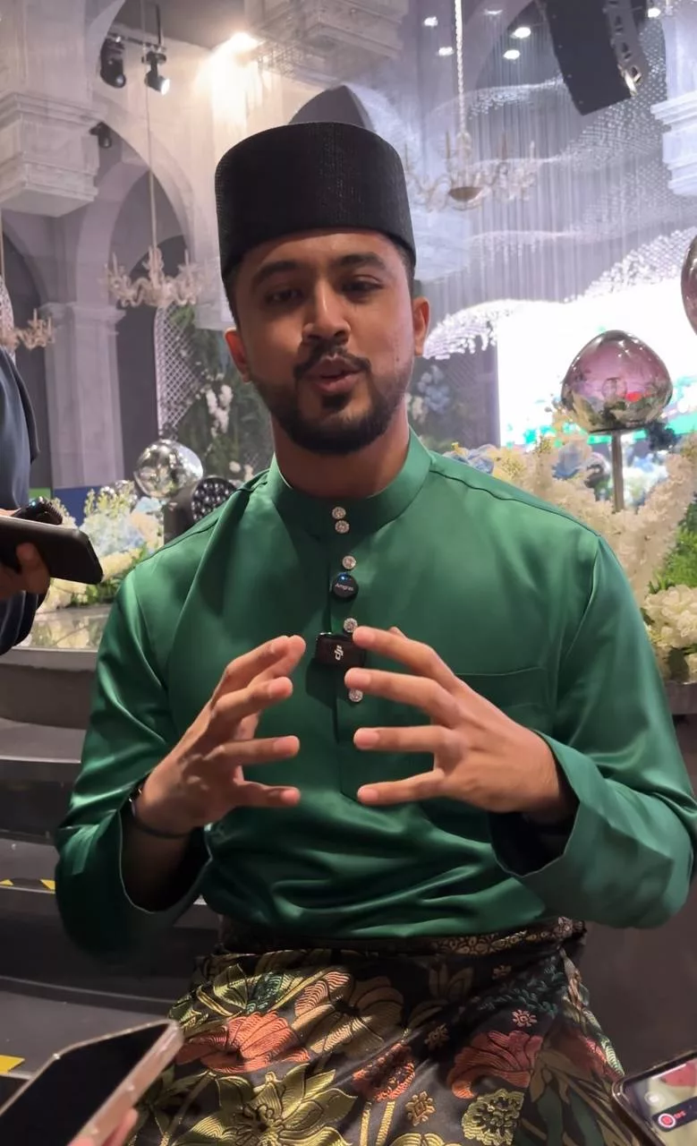 “Mungkin Ada Orang Yang Banyak Masa Untuk ‘Freeze Frame’, Namun…,” - Aliff Aziz Jelaskan Isu Wajah Bella Astillah Ditutup Pada Foto Keluarga 9 “Mungkin Ada Orang Yang Banyak Masa Untuk ‘Freeze Frame’, Namun…,” – Aliff Aziz Jelaskan Isu Wajah Bella Astillah Ditutup Pada Foto Keluarga