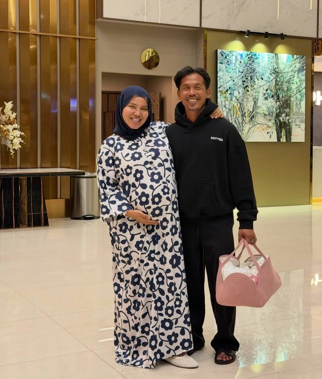 “Dia Isteri Yang Dahsyat, Sama Macam Siti Sarah…,” - Pengorbanan Watie, Serah Semua Hasil Jualan Sambal Hitam Bantu Shuib Pulihkan Bisnes 7 “Dia Isteri Yang Dahsyat, Sama Macam Siti Sarah…,” – Pengorbanan Watie, Serah Semua Hasil Jualan Sambal Hitam Bantu Shuib Pulihkan Bisnes