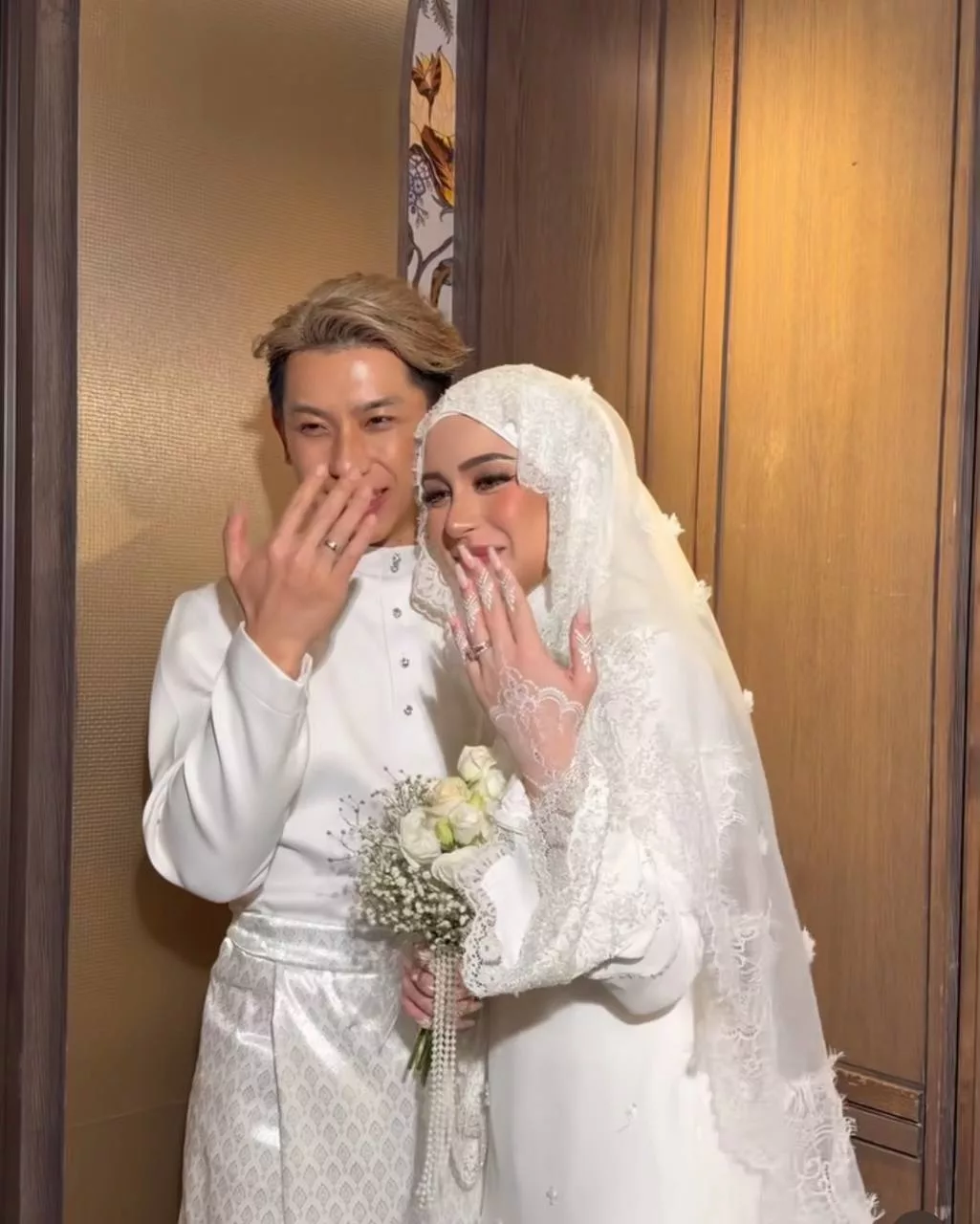 “Ini Bukan Wayang, Kitalah Last One Standing,” - Video Tular Sam Lim & Parisa Ardina Cetus Spekulasi Hari Bahagia! 7 “Ini Bukan Wayang, Kitalah Last One Standing,” – Video Tular Sam Lim & Parisa Ardina Cetus Spekulasi Hari Bahagia!