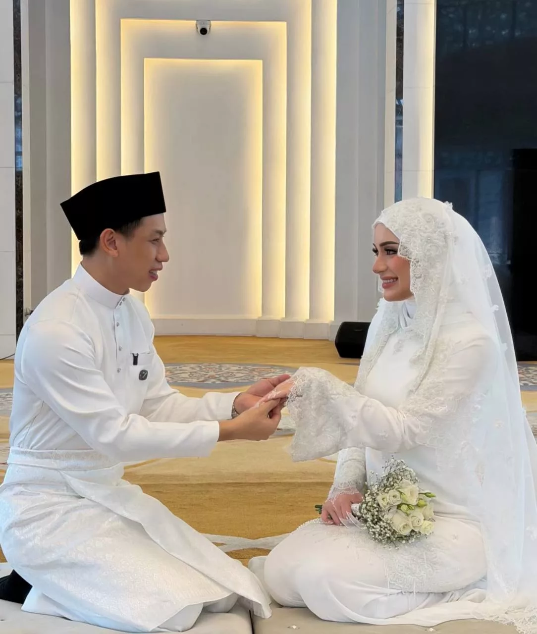 “Ini Bukan Wayang, Kitalah Last One Standing,” - Video Tular Sam Lim & Parisa Ardina Cetus Spekulasi Hari Bahagia! 6 “Ini Bukan Wayang, Kitalah Last One Standing,” – Video Tular Sam Lim & Parisa Ardina Cetus Spekulasi Hari Bahagia!