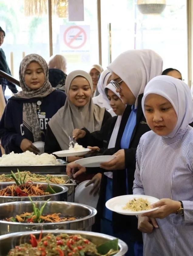 Pempengaruh Ashhry Belanja Lebih RM10,000, Chef ‘Berperang’ Seawal 6 Pagi… Lebih 500 Jururawat Dirai Makan Percuma!