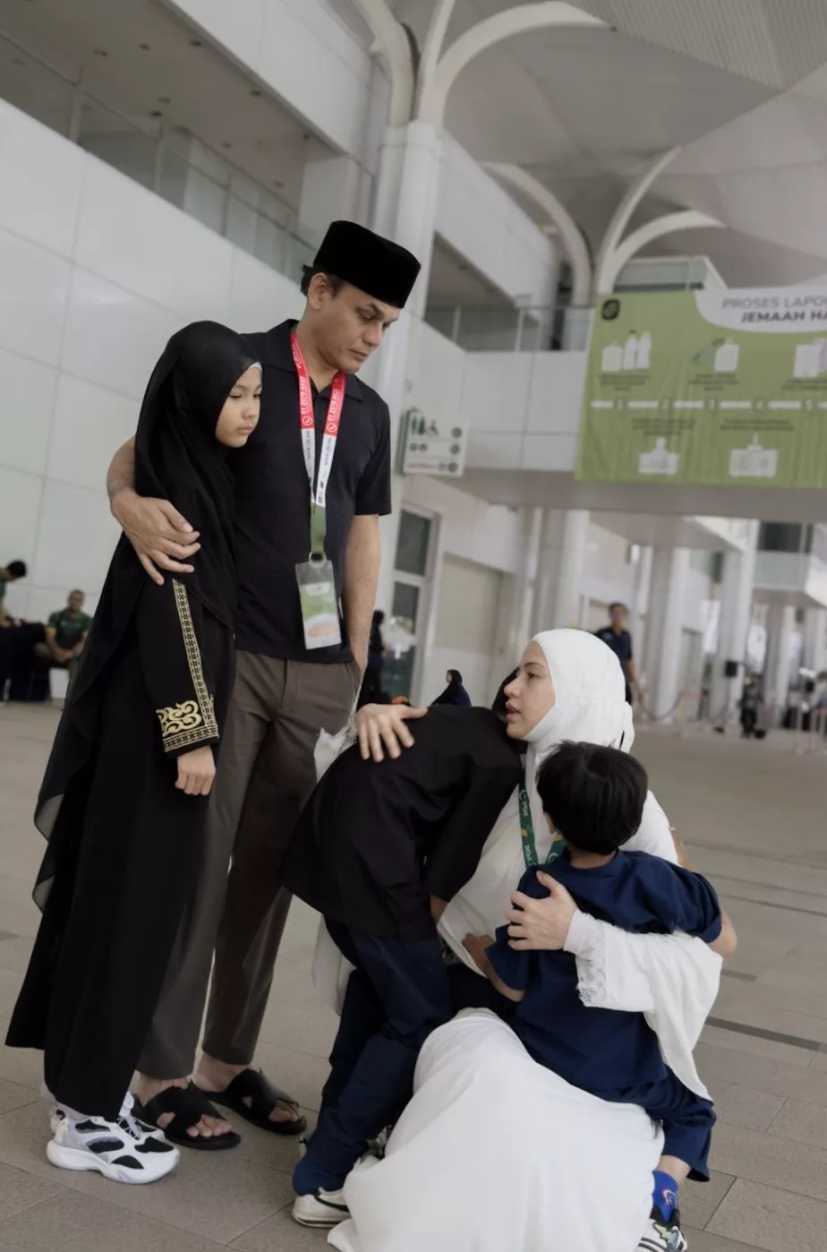 “Pengorbanan Paling Besar…,” – Lisa Surihani Luah Rasa Hati, Anak Sulung Tomok Pula Menangis Lepas Kedua Ibu Bapa Ke Tanah Suci
