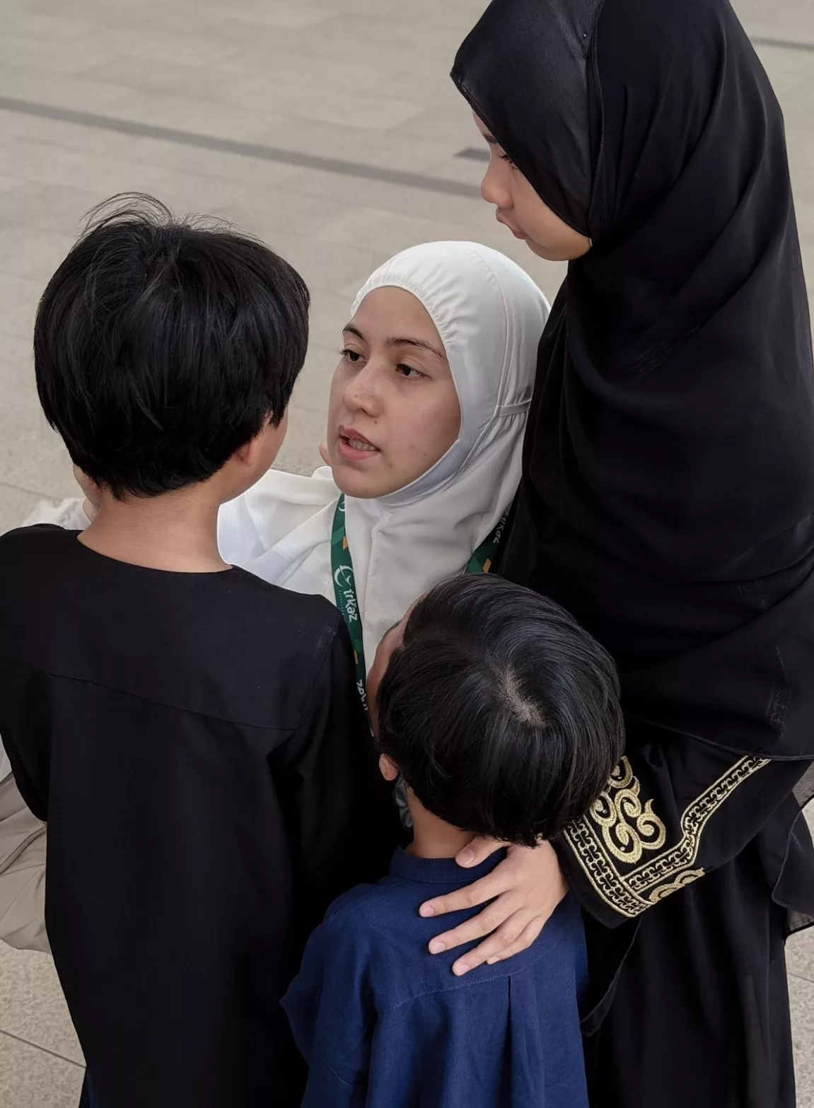 “Pengorbanan Paling Besar…,” – Lisa Surihani Luah Rasa Hati, Anak Sulung Tomok Pula Menangis Lepas Kedua Ibu Bapa Ke Tanah Suci
