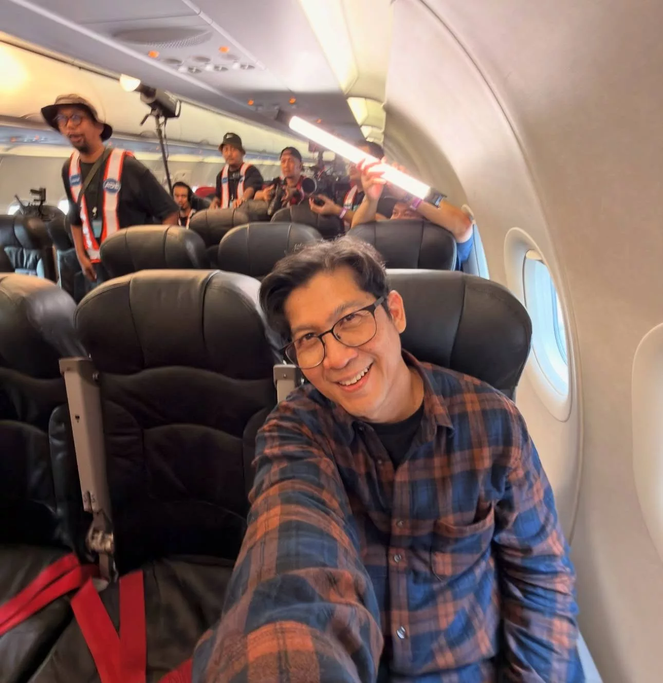 “Kalau Mereka Tak Senyum, Reda Je…,” – Zarul Tak Setuju Kru Kabin Dedah Fasal Artis Sombong Dalam Kapal Terbang