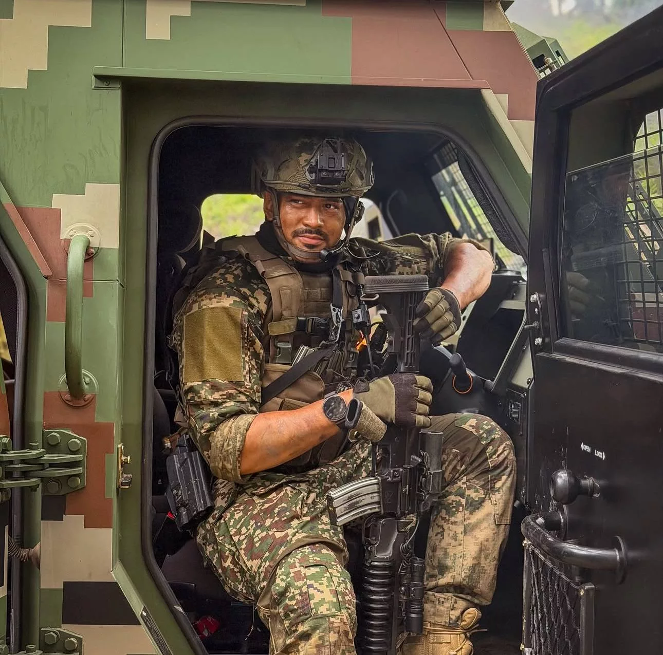 Fadlan Hazim Masih Bertahan Demi Seni, Namun Akui Tidak Mampu Menunggu Selamanya - “Dalam Proses Itu, Saya Tak Pernah Berhenti Mencuba…” 9 Fadlan Hazim Masih Bertahan Demi Seni, Namun Akui Tidak Mampu Menunggu Selamanya – “Dalam Proses Itu, Saya Tak Pernah Berhenti Mencuba…”