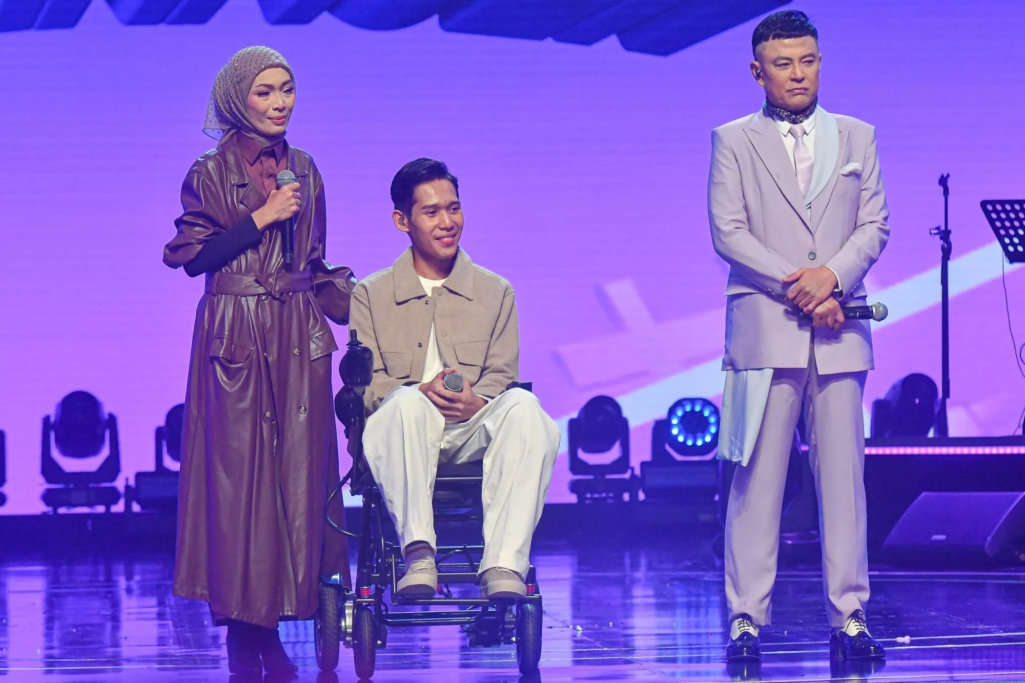 Amyza Tersentuh Lihat Persembahan Adrian, Bawa Semangat Arwah Andre Di Pentas TTMM2 - “Dia Berhasrat Nak Duet Dengan Abangnya…” 7 Amyza Tersentuh Lihat Persembahan Adrian, Bawa Semangat Arwah Andre Di Pentas TTMM2 – “Dia Berhasrat Nak Duet Dengan Abangnya…”