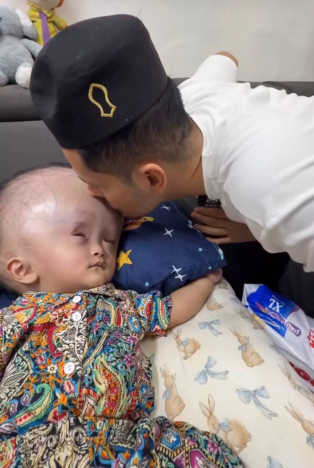 Aliff Syukri Ziarah Adik Mateen Aryan, Hulur Bantuan Wang Tunai & Barangan Asas - “Kuat Sungguh Ujian Mereka.” 5 Aliff Syukri Ziarah Adik Mateen Aryan, Hulur Bantuan Wang Tunai & Barangan Asas – “Kuat Sungguh Ujian Mereka.”