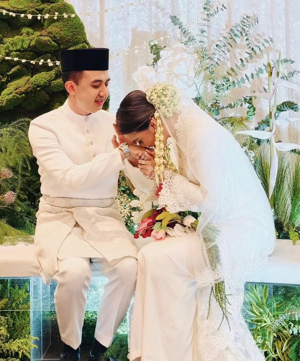 Laila Nasir Sebak Sambut Menantu Sulung, Air Mata Gembira Iringi Hari Bahagia Anak Sulung - “Kalau Arwah Suami Masih Ada…” 7 Laila Nasir Sebak Sambut Menantu Sulung, Air Mata Gembira Iringi Hari Bahagia Anak Sulung – “Kalau Arwah Suami Masih Ada…”