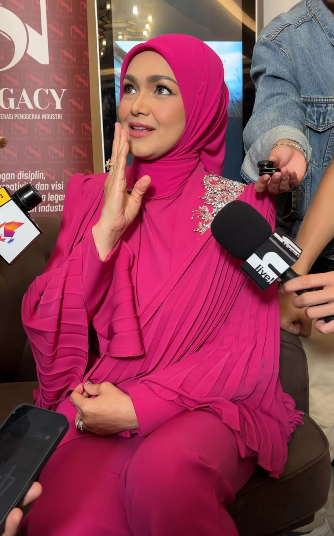 “Mereka Layan Saya Macam Geng WhatsApp,” – Siti Nurhaliza Tak Anggap Platform Threads Toksik, Papar Sisi Kelakar & Bantu Usahawan
