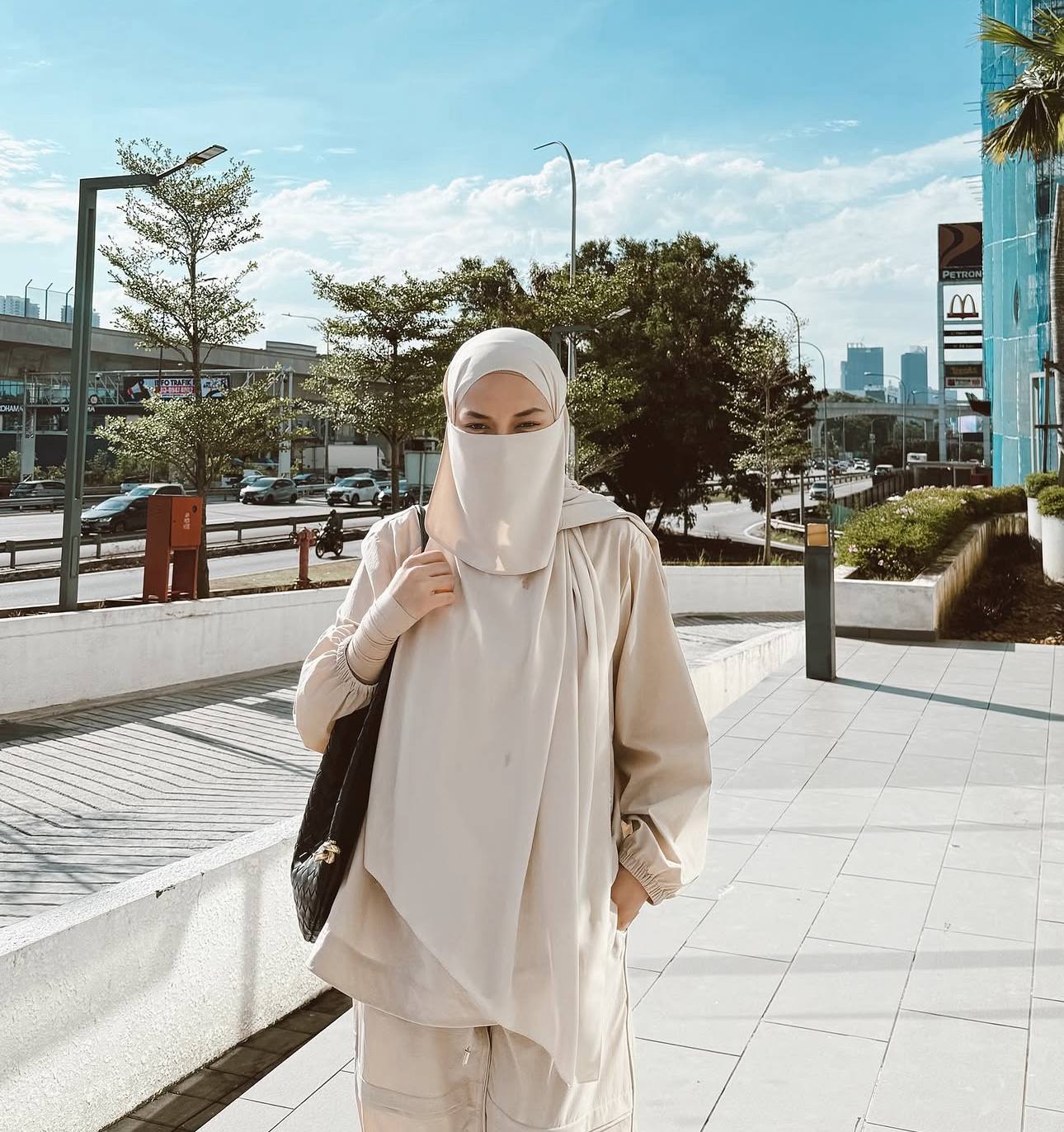 “Macam On The Way Sahaja…,” - Macam Ada Baby Bump, Netizen Mula Teka Neelofa Sedang Hamil Anak Ketiga? 6 “Macam On The Way Sahaja…,” – Macam Ada Baby Bump, Netizen Mula Teka Neelofa Sedang Hamil Anak Ketiga?