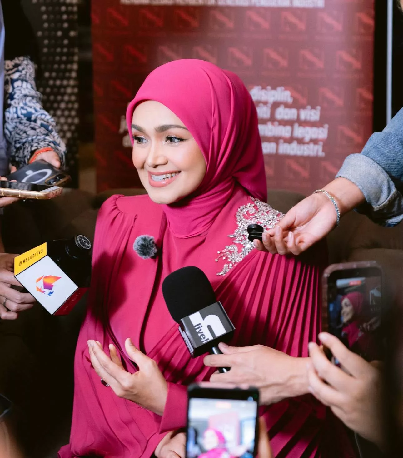“Mak Salmah Sangat Tegas…,” - Siti Nurhaliza Mahu Umairah Utamakan Pelajaran, Imbau Momen Waktu Masih Bersekolah 7 “Mak Salmah Sangat Tegas…,” – Siti Nurhaliza Mahu Umairah Utamakan Pelajaran, Imbau Momen Waktu Masih Bersekolah
