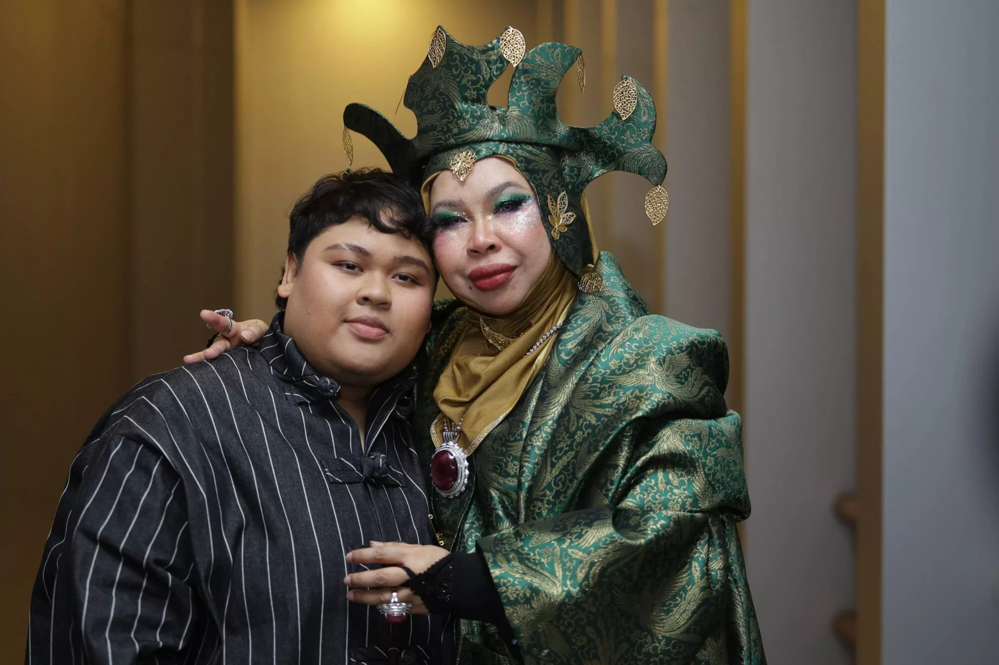 “Ini Idea Kami, Tak Bayar Sesiapa Pun,” - Cik B & DSV Tak Sangka Dapat 4 Standing Ovation, Idea Luar Kotak Dipertikai 7 “Ini Idea Kami, Tak Bayar Sesiapa Pun,” – Cik B & DSV Tak Sangka Dapat 4 Standing Ovation, Idea Luar Kotak Dipertikai