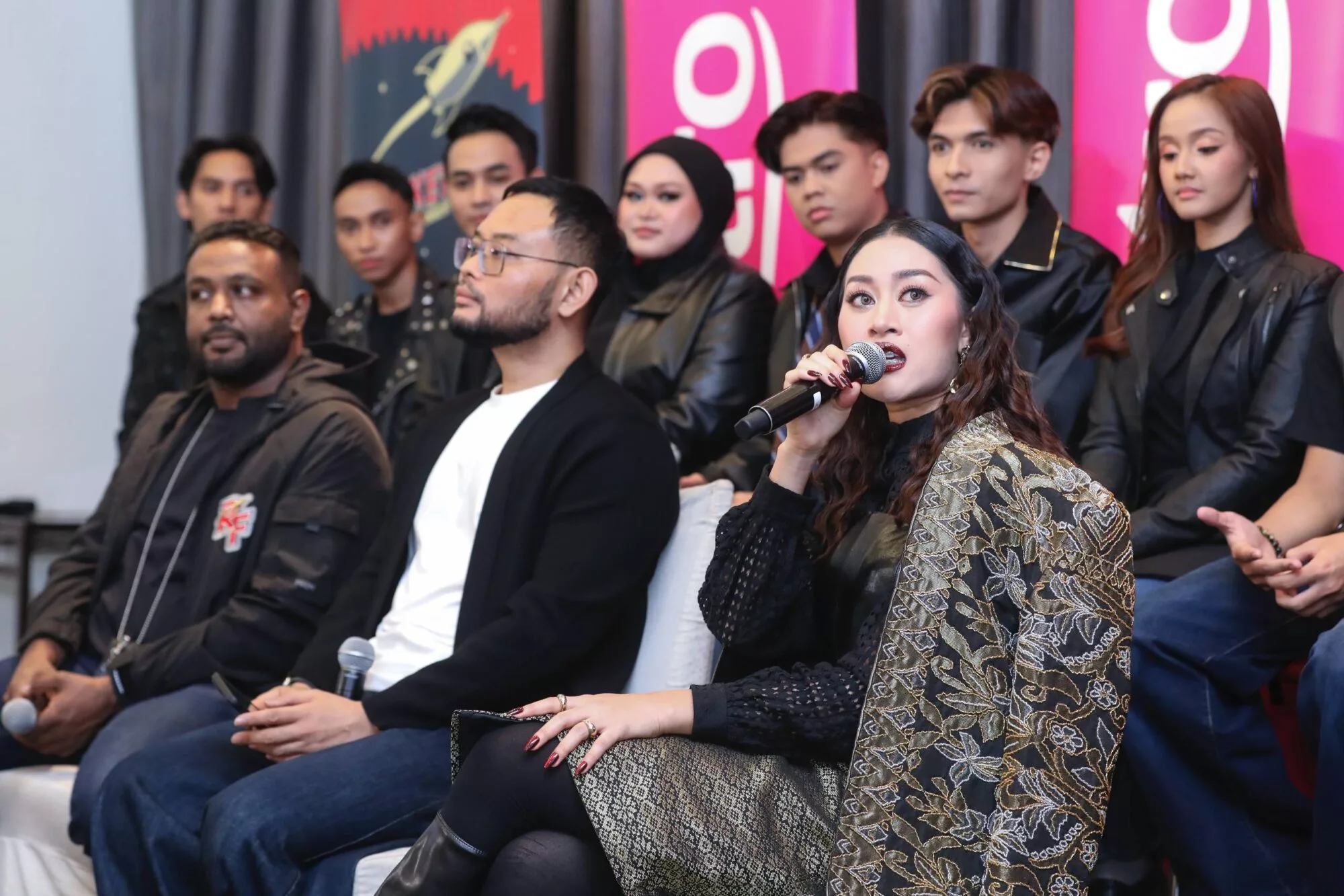 “Saya Juga Berhak Ditegur, Sedia Untuk Belajar,” - Ada Yang Pertikai Kredibiliti Sebagai Juri Tetap? Aisha Retno Hanya Mahu Kongsi Pengalaman 7 “Saya Juga Berhak Ditegur, Sedia Untuk Belajar,” – Ada Yang Pertikai Kredibiliti Sebagai Juri Tetap? Aisha Retno Hanya Mahu Kongsi Pengalaman