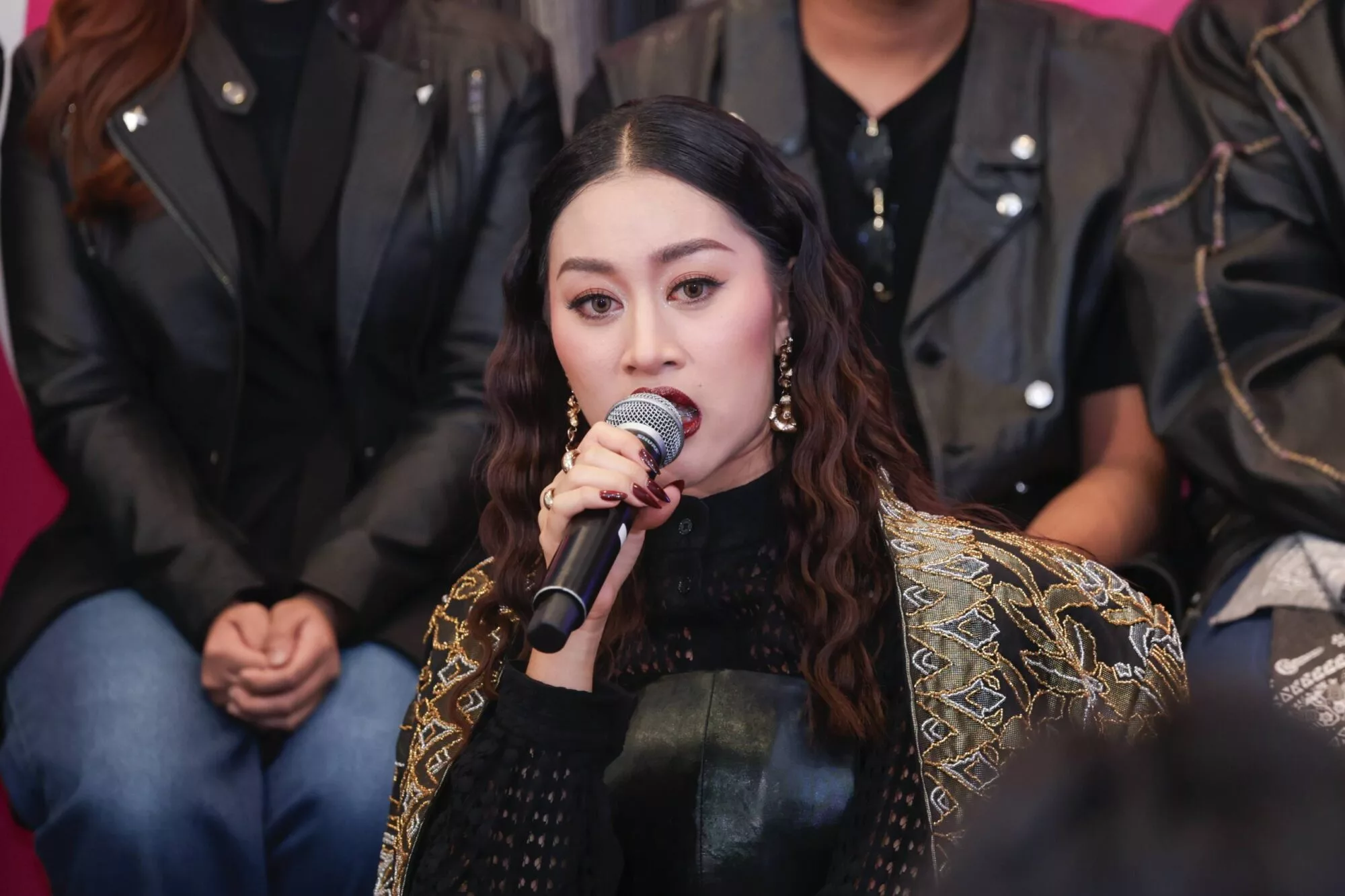 “Saya Juga Berhak Ditegur, Sedia Untuk Belajar,” - Ada Yang Pertikai Kredibiliti Sebagai Juri Tetap? Aisha Retno Hanya Mahu Kongsi Pengalaman 9 “Saya Juga Berhak Ditegur, Sedia Untuk Belajar,” – Ada Yang Pertikai Kredibiliti Sebagai Juri Tetap? Aisha Retno Hanya Mahu Kongsi Pengalaman