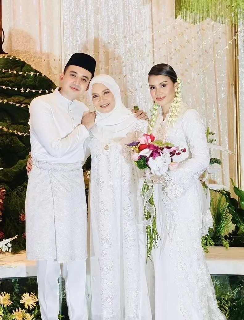 Laila Nasir Sebak Sambut Menantu Sulung, Air Mata Gembira Iringi Hari Bahagia Anak Sulung - “Kalau Arwah Suami Masih Ada…” 9 Laila Nasir Sebak Sambut Menantu Sulung, Air Mata Gembira Iringi Hari Bahagia Anak Sulung – “Kalau Arwah Suami Masih Ada…”