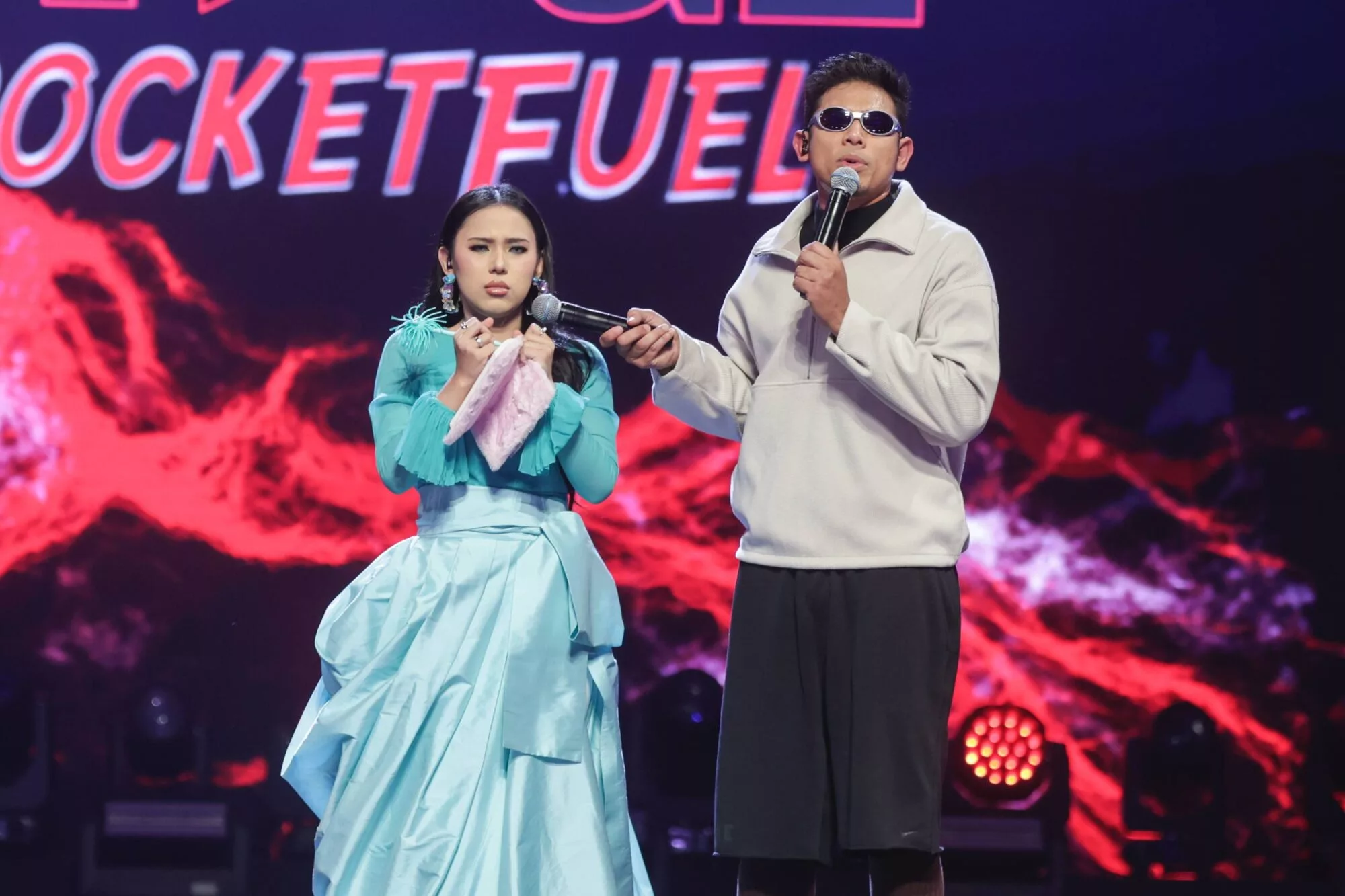 Hussain ‘Menyala’ Terima Markah Tertinggi 72%, Sufie Rose Pula Tiada Rezeki… Jadi Peserta Pertama Tersingkir Big Stage Rocketfuel 21 Hussain ‘Menyala’ Terima Markah Tertinggi 72%, Sufie Rose Pula Tiada Rezeki… Jadi Peserta Pertama Tersingkir Big Stage Rocketfuel