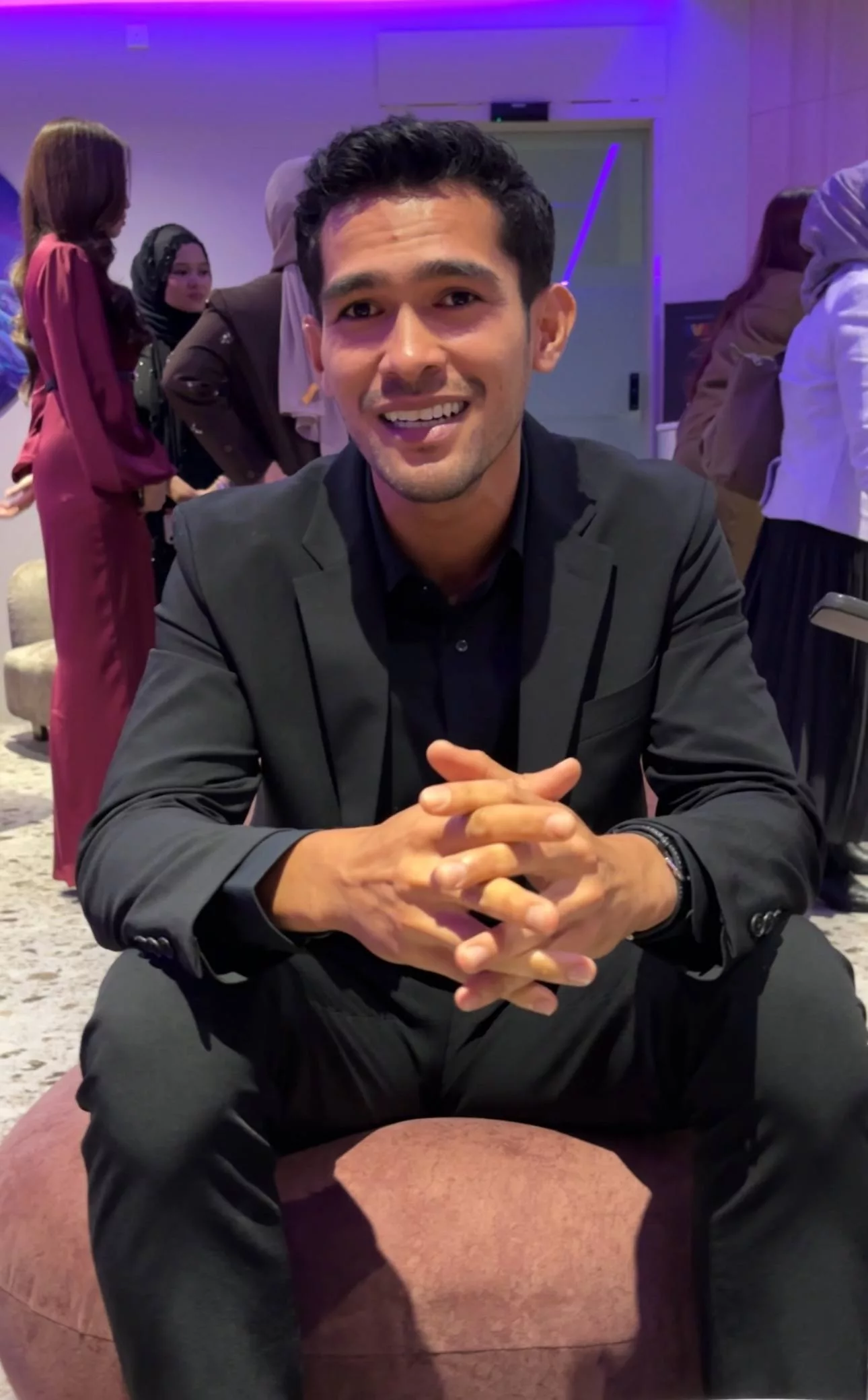 Pernah Kena ‘Sidai’ Berjam-Jam Di Set Penggambaran, Nafiz Muaz Hormat Kekangan Rakan Pelakon - “Saya Okay Saja Menunggu.” 5 Pernah Kena ‘Sidai’ Berjam-Jam Di Set Penggambaran, Nafiz Muaz Hormat Kekangan Rakan Pelakon – “Saya Okay Saja Menunggu.”