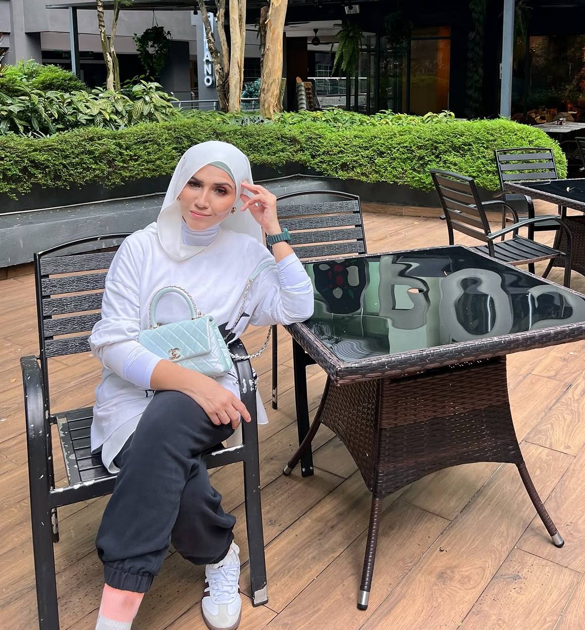Hadiah Buat Cat Farish, Shikin Maembong Dedah Detik Hati Terdetik Pakai Hijab - “Aku Sudah Minta Macam-Macam Dan Dimakbulkan, Allah Cuma Minta Aku Jaga Aurat…” 6 Hadiah Buat Cat Farish, Shikin Maembong Dedah Detik Hati Terdetik Pakai Hijab – “Aku Sudah Minta Macam-Macam Dan Dimakbulkan, Allah Cuma Minta Aku Jaga Aurat…”