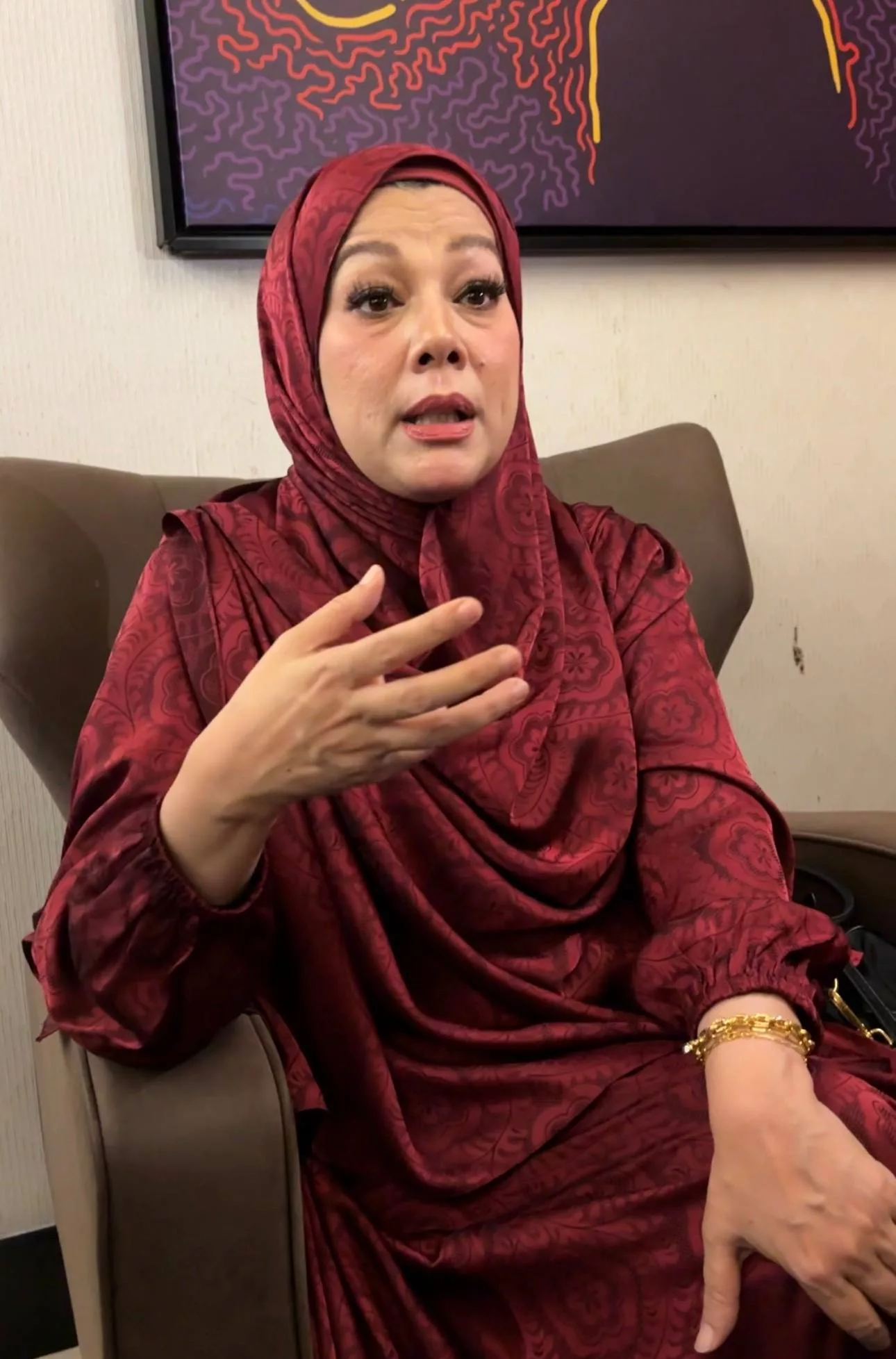 “Dulu Siti Nurhaliza Tatang, Timang Dia…,” - Sharifah Shahirah Sebak Odda Lancar Single Pertama, Teringat Momen Lamine Yamal Dimandikan Messi 7 “Dulu Siti Nurhaliza Tatang, Timang Dia…,” – Sharifah Shahirah Sebak Odda Lancar Single Pertama, Teringat Momen Lamine Yamal Dimandikan Messi
