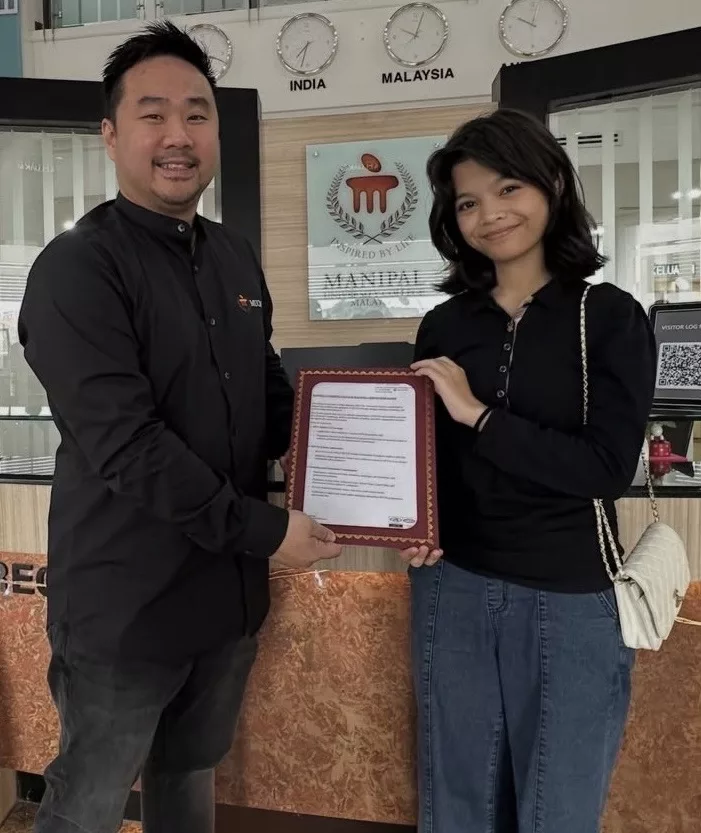 Usia Baru 15 Tahun, Anak Aziz M Osman Cipta Sejarah Jadi Pelajar Termuda Universiti, Puteri Lily Syukur Bangga - “Dia Cenderung Dalam Bidang Perubatan…” 5 Usia Baru 15 Tahun, Anak Aziz M Osman Cipta Sejarah Jadi Pelajar Termuda Universiti, Puteri Lily Syukur Bangga – “Dia Cenderung Dalam Bidang Perubatan…”