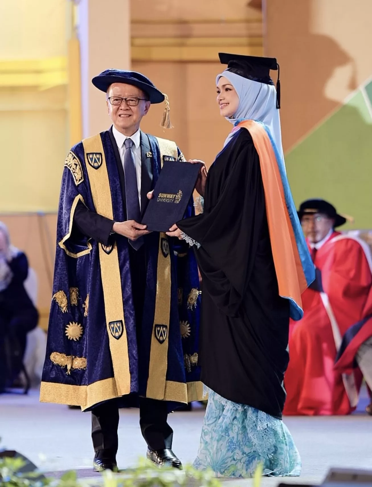 Siti Nurhaliza Perjelas Isu Pengiktirafan - “Saya Tahu, Setiap Kali Menerima Atau Dianugerahkan Sesuatu Dari Institusi Akademik, Akan Timbul ‘Kata-Kata’ Yang…” 8 Siti Nurhaliza Perjelas Isu Pengiktirafan – “Saya Tahu, Setiap Kali Menerima Atau Dianugerahkan Sesuatu Dari Institusi Akademik, Akan Timbul ‘Kata-Kata’ Yang…”