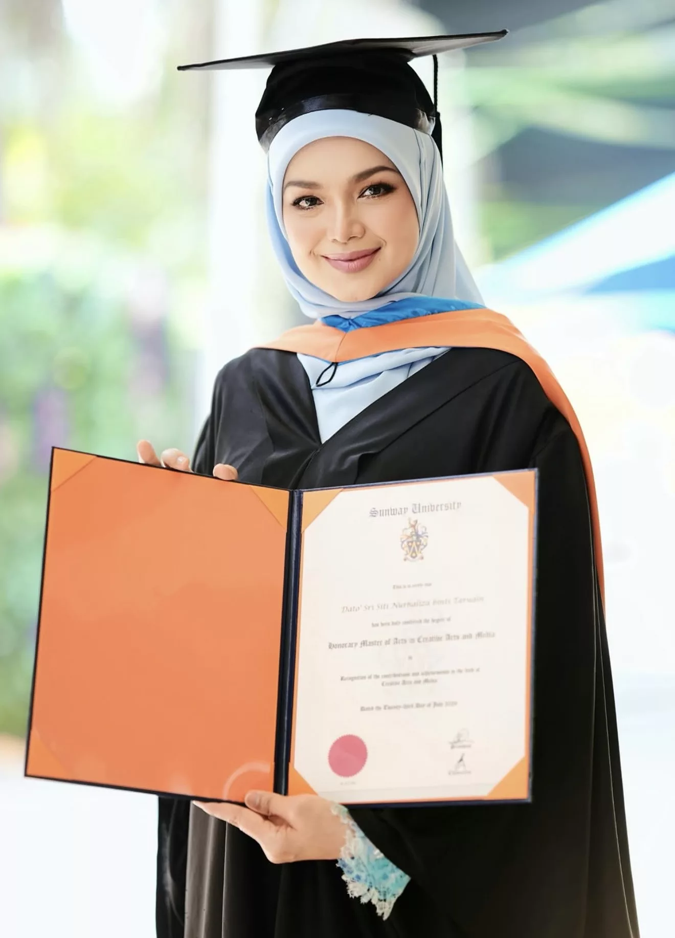 Siti Nurhaliza Perjelas Isu Pengiktirafan - “Saya Tahu, Setiap Kali Menerima Atau Dianugerahkan Sesuatu Dari Institusi Akademik, Akan Timbul ‘Kata-Kata’ Yang…” 9 Siti Nurhaliza Perjelas Isu Pengiktirafan – “Saya Tahu, Setiap Kali Menerima Atau Dianugerahkan Sesuatu Dari Institusi Akademik, Akan Timbul ‘Kata-Kata’ Yang…”