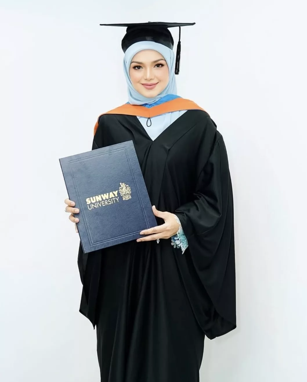 Siti Nurhaliza Perjelas Isu Pengiktirafan - “Saya Tahu, Setiap Kali Menerima Atau Dianugerahkan Sesuatu Dari Institusi Akademik, Akan Timbul ‘Kata-Kata’ Yang…” 6 Siti Nurhaliza Perjelas Isu Pengiktirafan – “Saya Tahu, Setiap Kali Menerima Atau Dianugerahkan Sesuatu Dari Institusi Akademik, Akan Timbul ‘Kata-Kata’ Yang…”