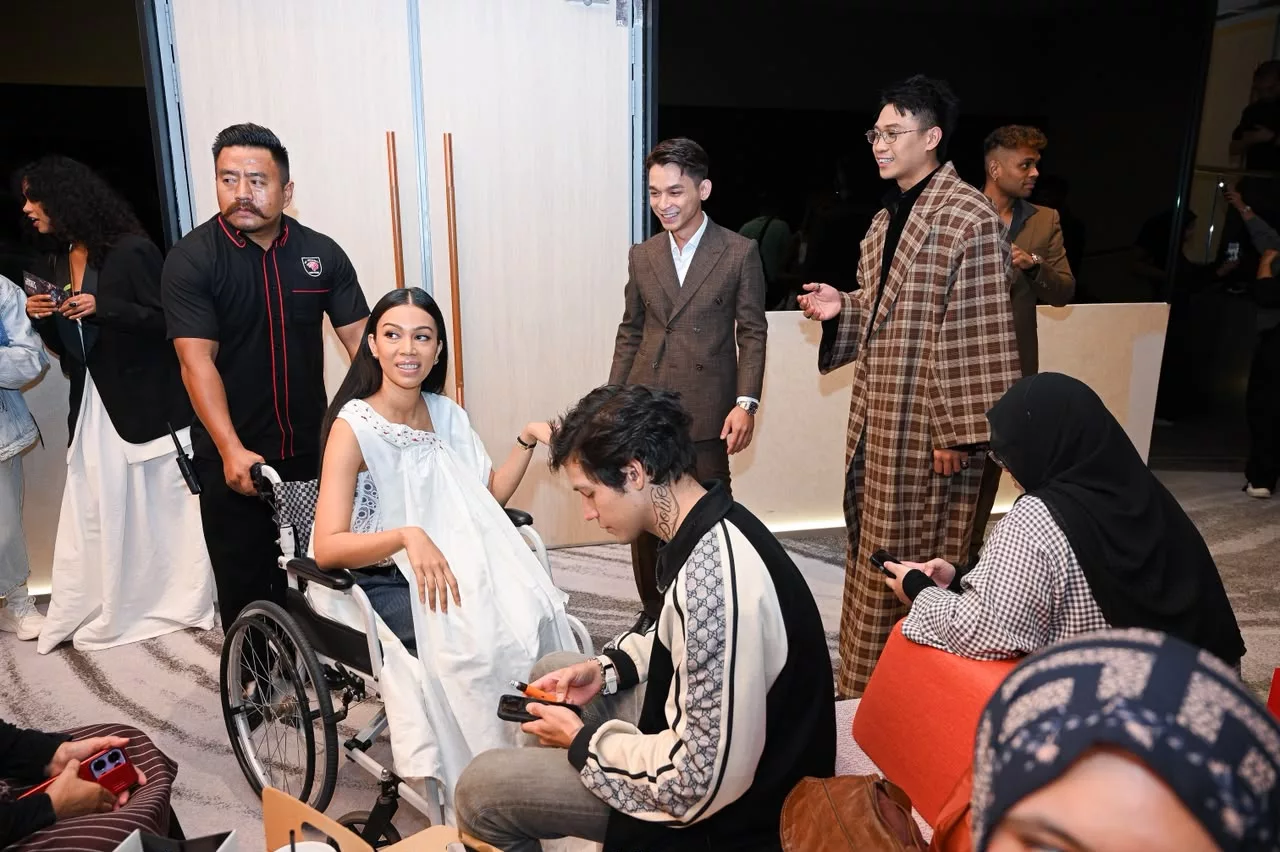 “Mungkin Sebelum Ini Saya Tak Bersyukur, Obses Dengan Dunia,” - Berkerusi Roda Sebab Terjatuh, Sharifah Sakinah Anggap Kemalangan Teguran Allah 12 “Mungkin Sebelum Ini Saya Tak Bersyukur, Obses Dengan Dunia,” - Berkerusi Roda Sebab Terjatuh, Sharifah Sakinah Anggap Kemalangan Teguran Allah