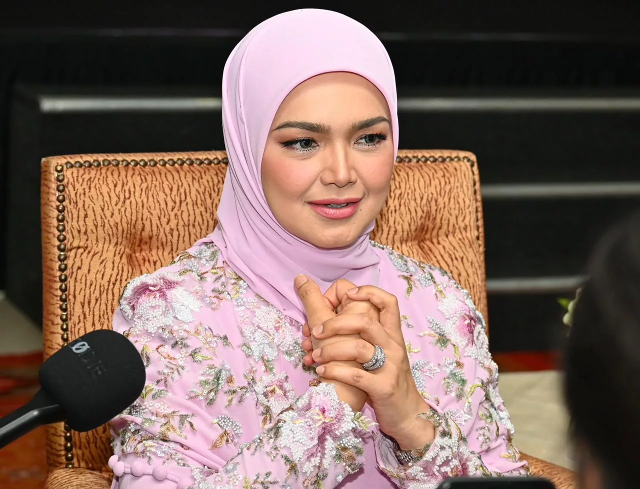 22 Lagu, Tiga Gelaran Juara! Siti Nurhaliza Kenang Perjalanan Gemilang Bersama AJL - “Pentas Inilah Yang Banyak Mematangkan Saya Sebagai Anak Seni." 6 22 Lagu, Tiga Gelaran Juara! Siti Nurhaliza Kenang Perjalanan Gemilang Bersama AJL – “Pentas Inilah Yang Banyak Mematangkan Saya Sebagai Anak Seni.”