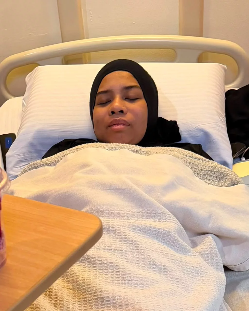 Tiba-Tiba Sesak Nafas, Ayu Damit Dikejarkan Ke Hospital - "Jam 3.00 Pagi Tadi Saya Muntah, Kemudian Pukul 6.00 Pagi Muntah Lagi." 5 Tiba-Tiba Sesak Nafas, Ayu Damit Dikejarkan Ke Hospital - "Jam 3.00 Pagi Tadi Saya Muntah, Kemudian Pukul 6.00 Pagi Muntah Lagi."