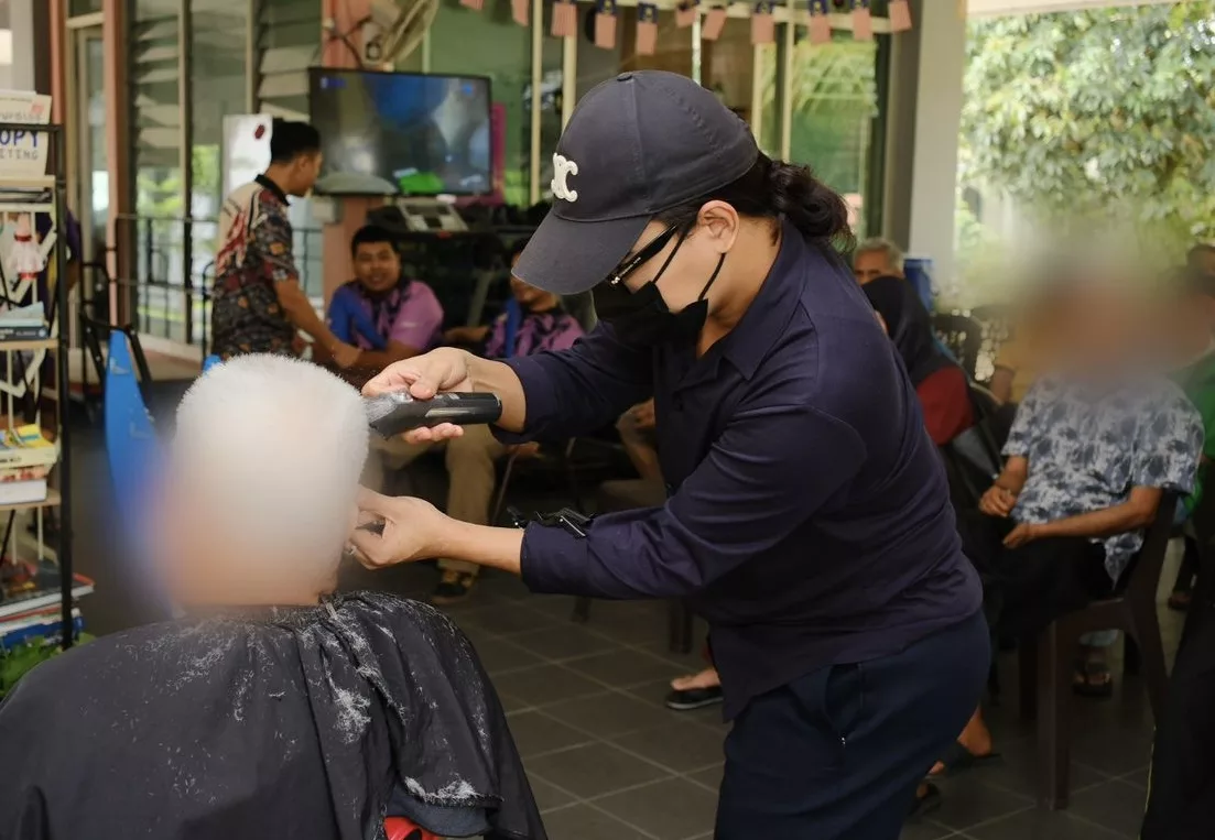 Pempengaruh Diva M Santuni & Potong Rambut Percuma Warga Emas, Sebak Teringat Arwah Ayah - “Allah Beri Saya Peluang Yang Sangat Besar.”
