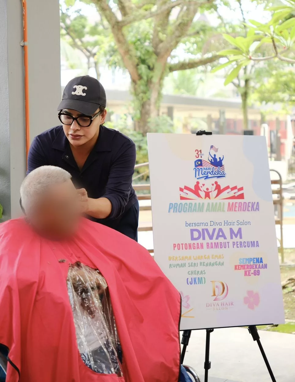 Pempengaruh Diva M Santuni & Potong Rambut Percuma Warga Emas, Sebak Teringat Arwah Ayah - “Allah Beri Saya Peluang Yang Sangat Besar.”