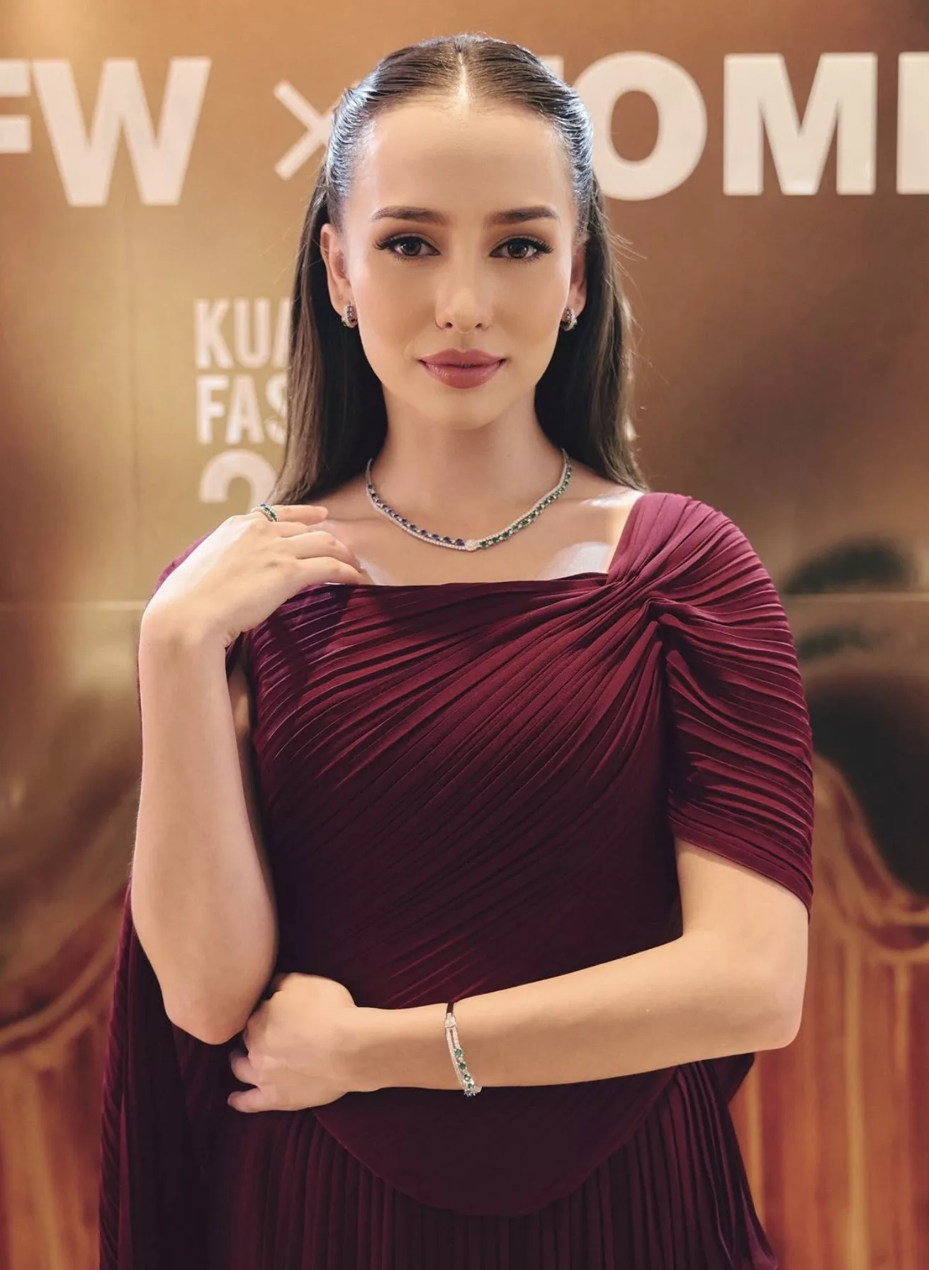 Anna Jobling Jadi Sorotan, Peraga Barang Kemas Bernilai Lebih RM225,000 di KLFW 2026, Terharu Bangga Terus Jadi Pilihan - “Sesuatu Yang Mengujakan.”