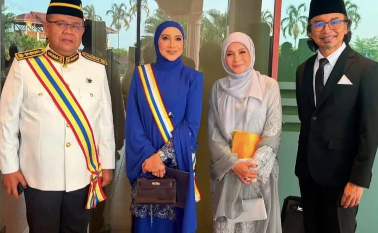 “Sangat Bersyukur Walaupun Sedih Sebab Kedua Ibu Bapa Tak Dapat Tengok, Selainnya Syukur Alhamdulillah,” - Datuk Ziana Zain 4 “Sangat Bersyukur Walaupun Sedih Sebab Kedua Ibu Bapa Tak Dapat Tengok, Selainnya Syukur Alhamdulillah,” - Datuk Ziana Zain
