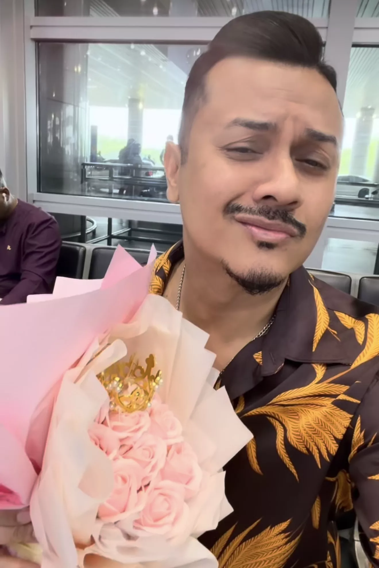 Fazley Yaakob Beli Hadiah & Sorok Diri Belakang Tiang KLIA Demi Kejutan Romantis, Vida Luah Rasa Terharu Sampai Menangis!