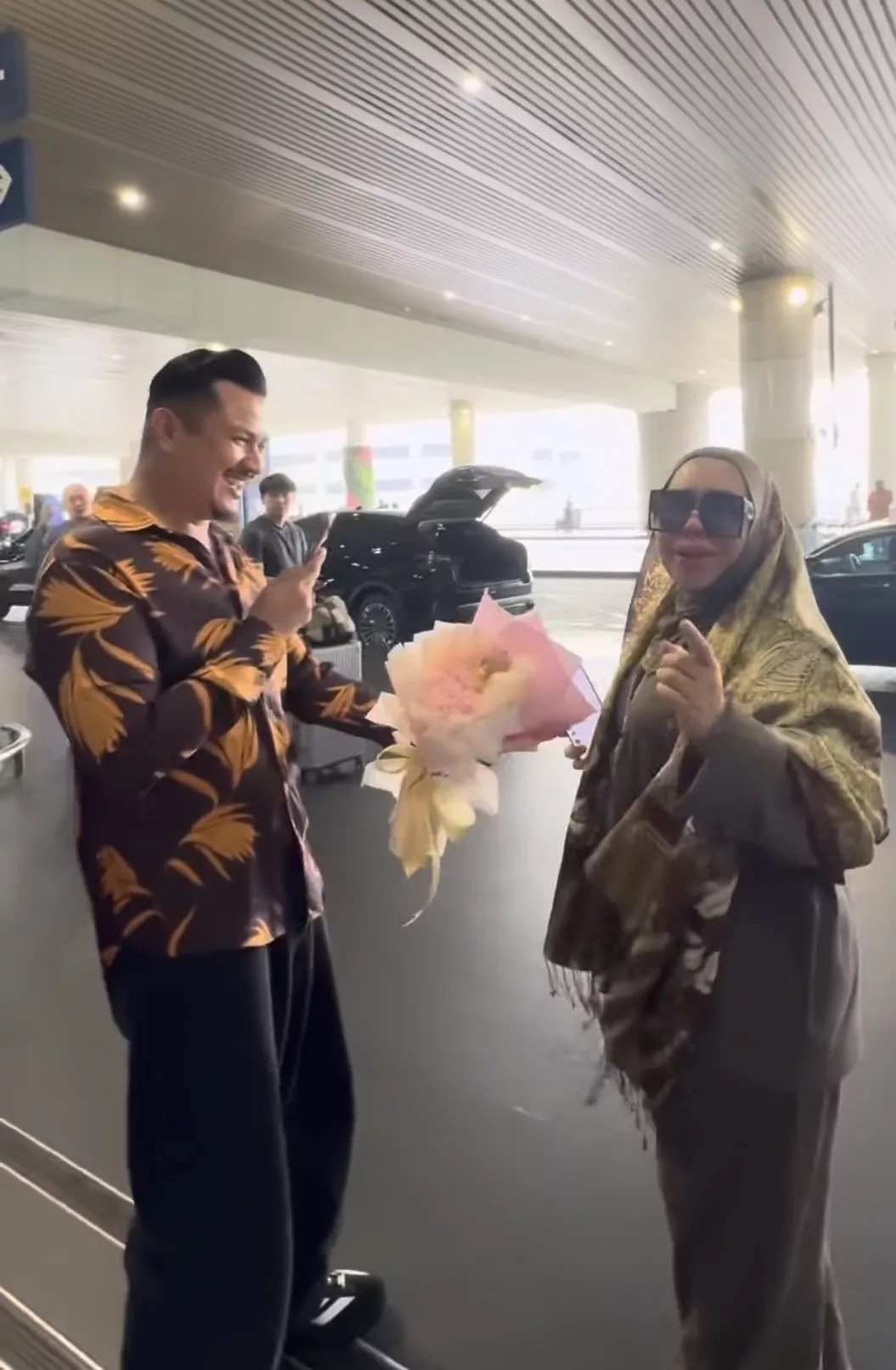 Fazley Yaakob Beli Hadiah & Sorok Diri Belakang Tiang KLIA Demi Kejutan Romantis, Vida Luah Rasa Terharu Sampai Menangis! 7 Fazley Yaakob Beli Hadiah & Sorok Diri Belakang Tiang KLIA Demi Kejutan Romantis, Vida Luah Rasa Terharu Sampai Menangis!
