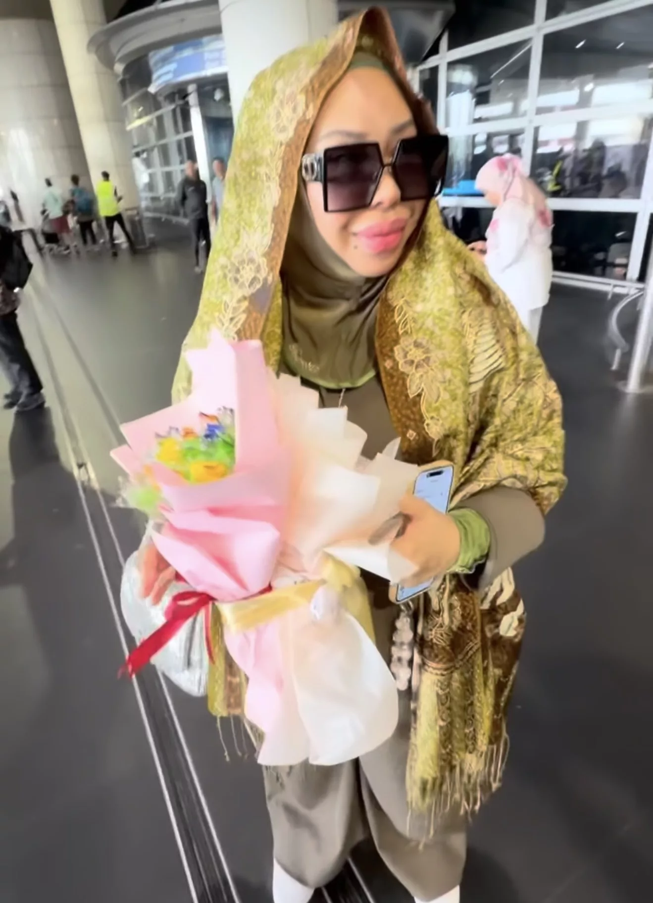 Fazley Yaakob Beli Hadiah & Sorok Diri Belakang Tiang KLIA Demi Kejutan Romantis, Vida Luah Rasa Terharu Sampai Menangis!