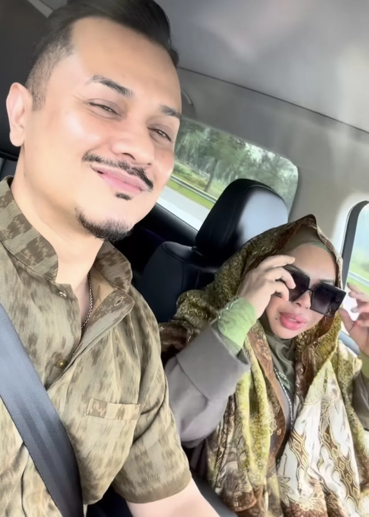 Fazley Yaakob Beli Hadiah & Sorok Diri Belakang Tiang KLIA Demi Kejutan Romantis, Vida Luah Rasa Terharu Sampai Menangis! 9 Fazley Yaakob Beli Hadiah & Sorok Diri Belakang Tiang KLIA Demi Kejutan Romantis, Vida Luah Rasa Terharu Sampai Menangis!