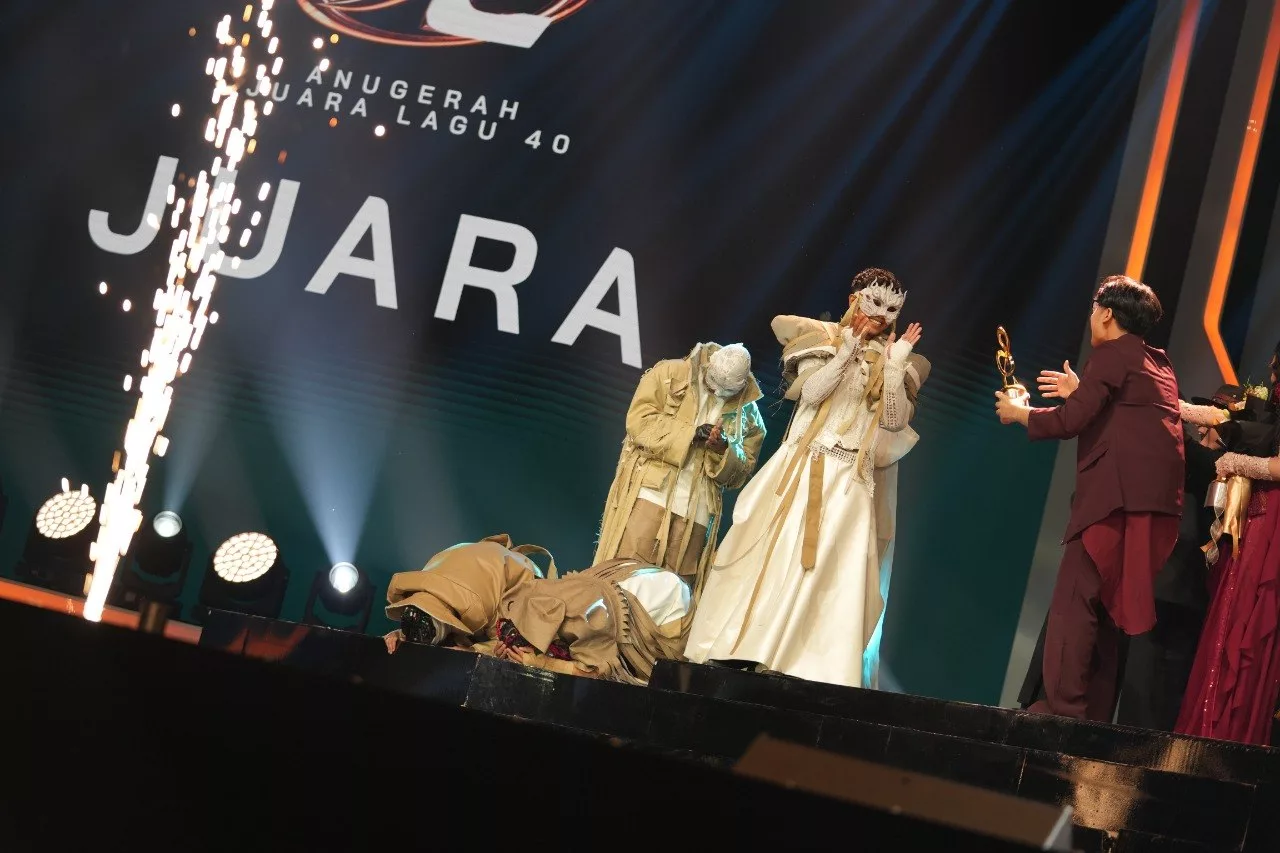 “Kami Potong Sendiri 200,000 Kertas, Sampai Jari Luka,” - K.O.I Tiada Kemampuan Nak Melabur Besar Di AJL40, Terkejut Rezeki Kemenangan 12 “Kami Potong Sendiri 200,000 Kertas, Sampai Jari Luka,” - K.O.I Tiada Kemampuan Nak Melabur Besar Di AJL40, Terkejut Rezeki Kemenangan