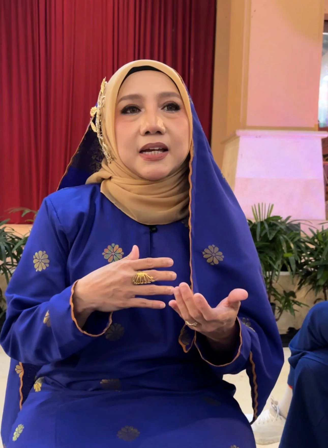 Noraniza Idris Sebak & Tahan Air Mata, Impian Sepentas Dengan Siti Jadi Kenyataan - “Yang Selalu Provok & Beri Persepsi Negatif, Ini Jawapannya.” 6 Noraniza Idris Sebak & Tahan Air Mata, Impian Sepentas Dengan Siti Jadi Kenyataan - “Yang Selalu Provok & Beri Persepsi Negatif, Ini Jawapannya.”