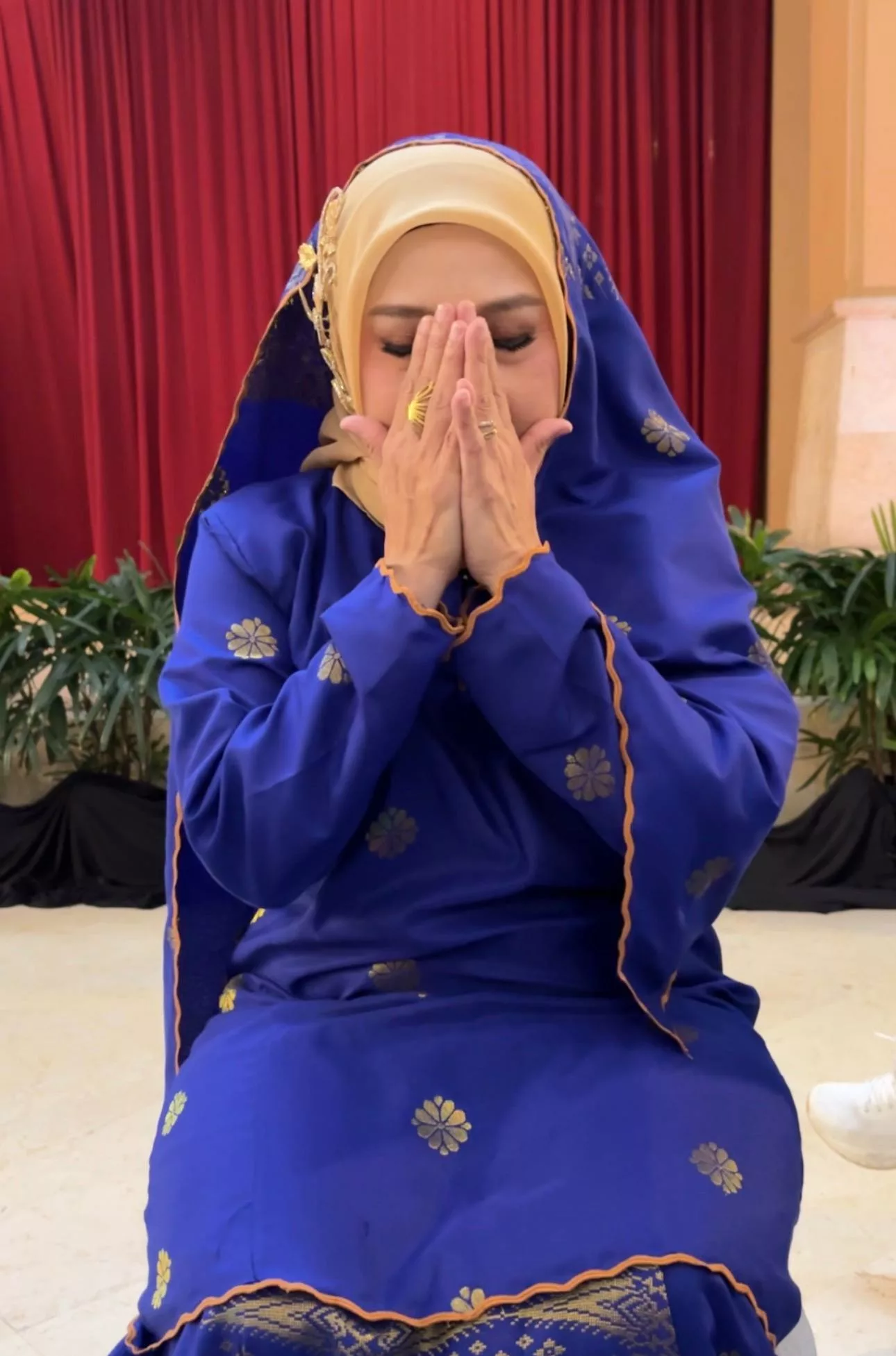 Noraniza Idris Sebak & Tahan Air Mata, Impian Sepentas Dengan Siti Jadi Kenyataan - “Yang Selalu Provok & Beri Persepsi Negatif, Ini Jawapannya.” 8 Noraniza Idris Sebak & Tahan Air Mata, Impian Sepentas Dengan Siti Jadi Kenyataan - “Yang Selalu Provok & Beri Persepsi Negatif, Ini Jawapannya.”